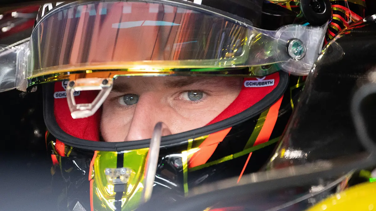 ARCHIV - 27.07.2019, Baden-Württemberg, Hockenheim: Motorsport: Formel-1-Weltmeisterschaft, Grand Prix von Deutschland. Nico Hülkenberg aus Deutschland vom Team Renault F1 sitzt in der Boxengasse während des dritten freien Trainings in seinem Wagen. (zu dpa: «Berichte: Nico Hülkenberg vor Formel-1-Rückkehr in Silverstone») Foto: Sebastian Gollnow/dpa +++ dpa-Bildfunk +++