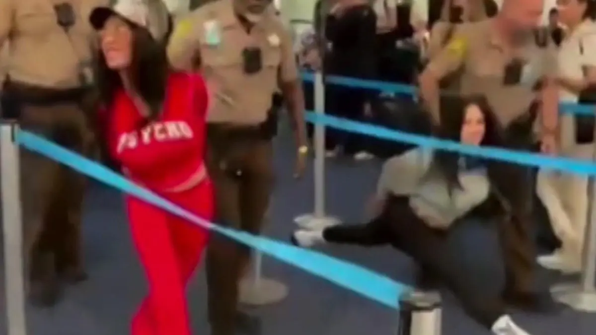 Pornostars aus Flieger geworfen! Sania und Jordan verkaufen jetzt ihre Polizeifotos Sexy Pose bei Verhaftung