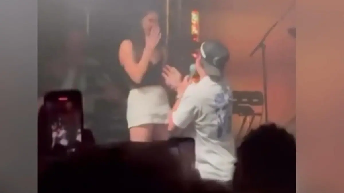 Peinlichster Antrag ever?! So bitter lässt Jamie ihren Freund vor Konzertmenge abblitzen Selbst der Band ist es unangenehm