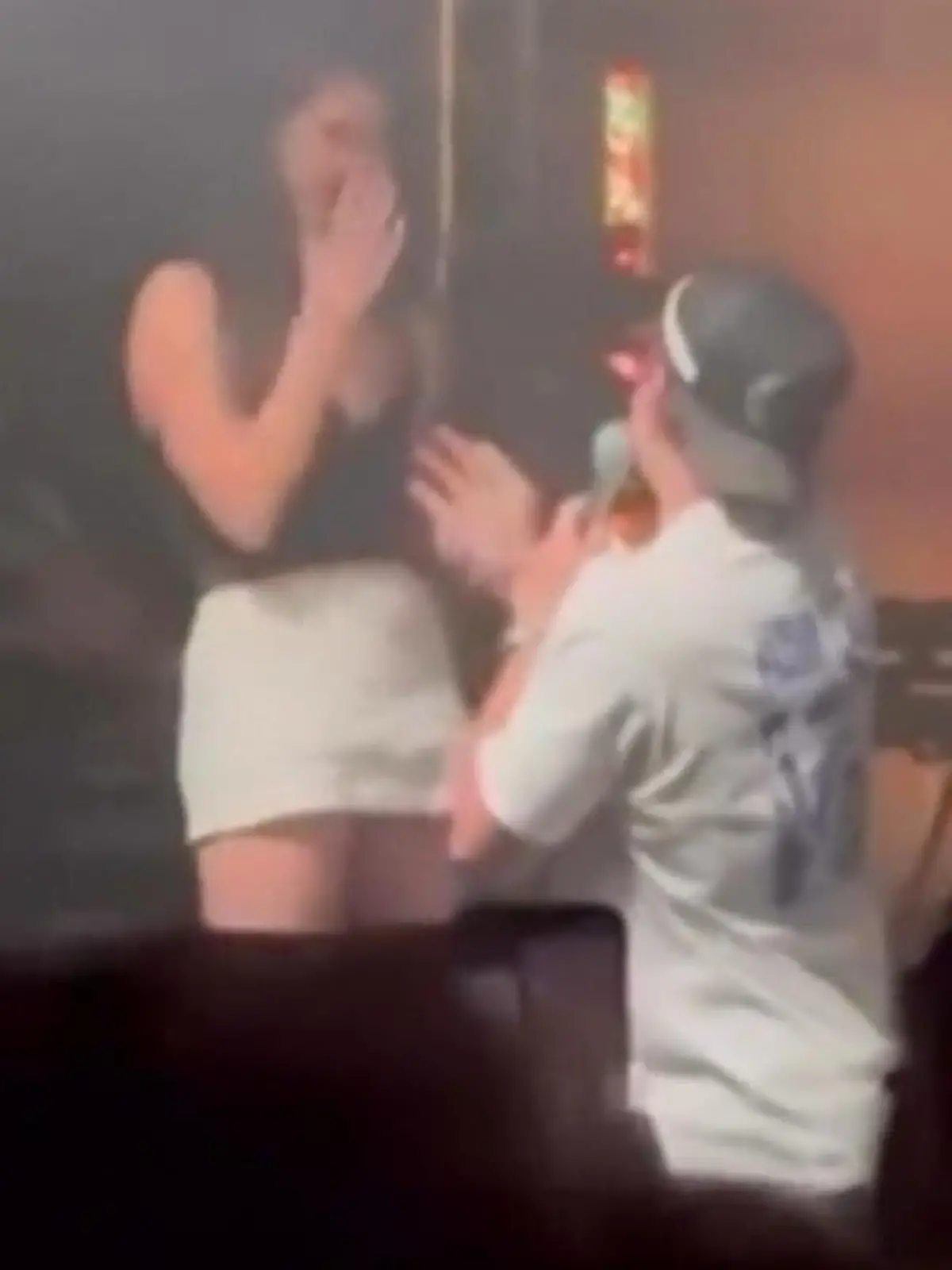 Bild zu: "Peinlichster Antrag ever?! So bitter lässt Jamie ihren Freund vor Konzertmenge abblitzen"