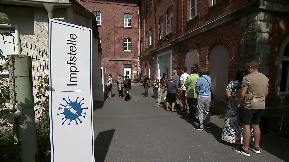 Bis zum Nachmittag kamen nach Angaben der Kassenärztlichen Vereinigung 250 Menschen, um sich neben der Spritze in den Oberarm auch noch die kulinarische Spezialität abzuholen.