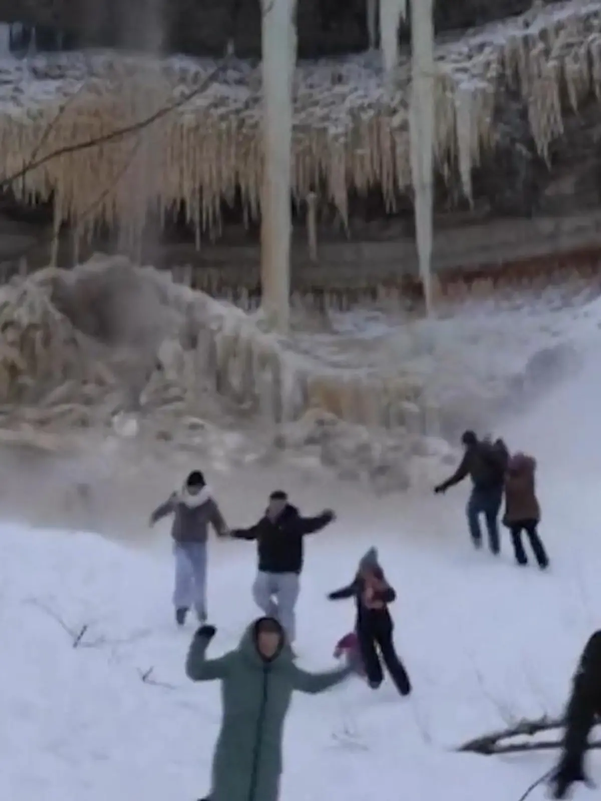 Bild zu: "Tödliche Gefahr von oben! Riesige Eiszapfen krachen auf Touristen"