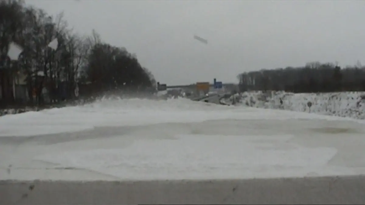 Gefährliche Eisbrocken: Polizei warnt! Eisplatten-Gefahr: Lkw im Fokus