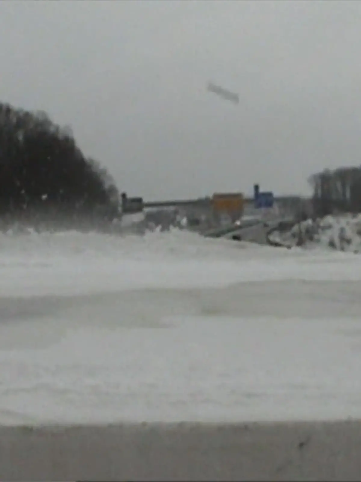 Bild zu: "Gefährliche Eisbrocken: Polizei warnt!"