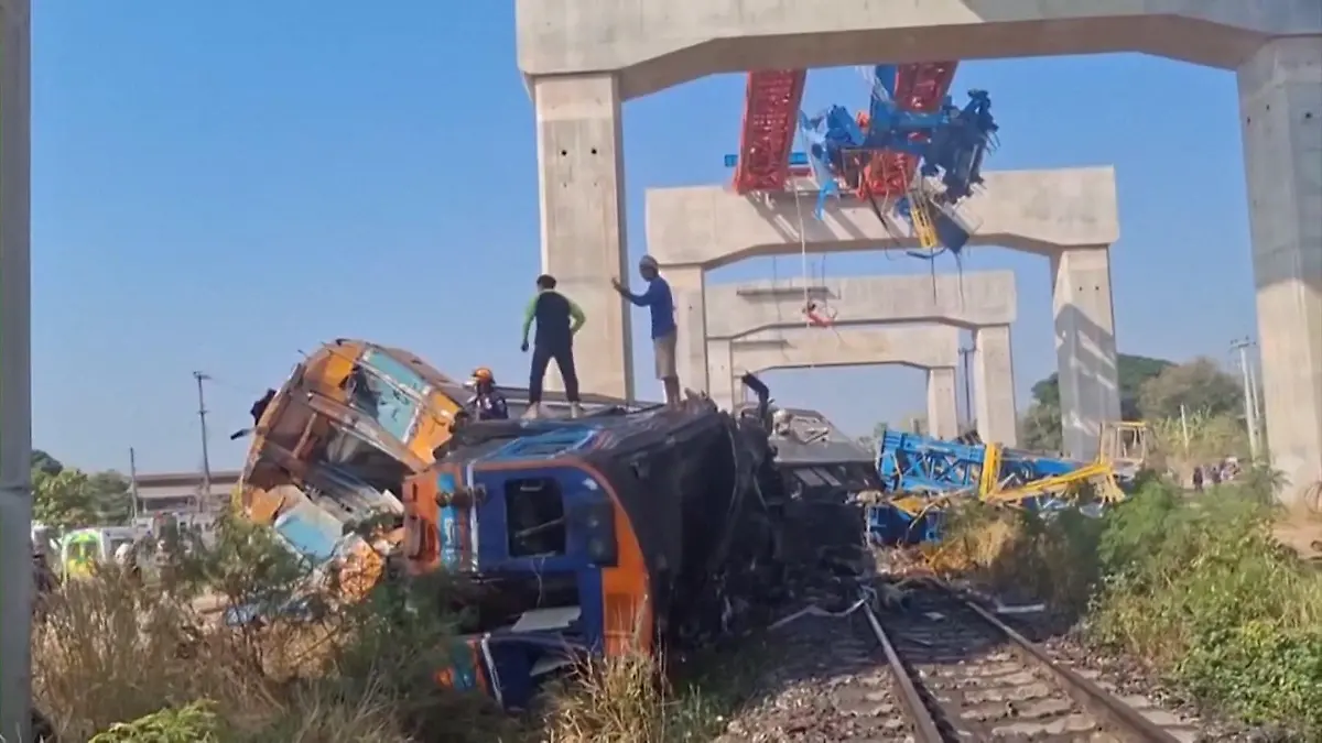 Zug rast ungebremst in Baukran Schweres Zugunglück