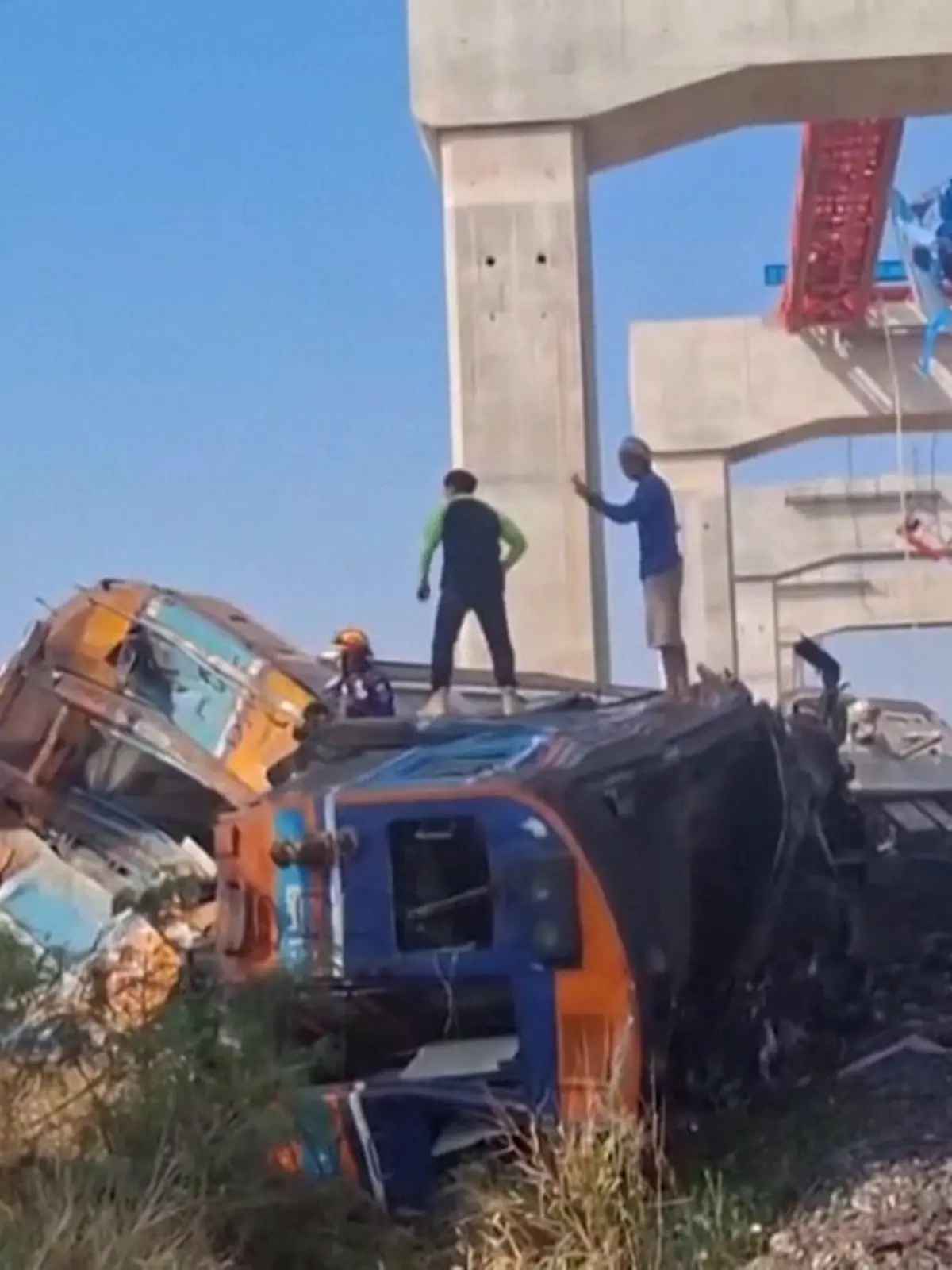 Zug rast ungebremst in Baukran