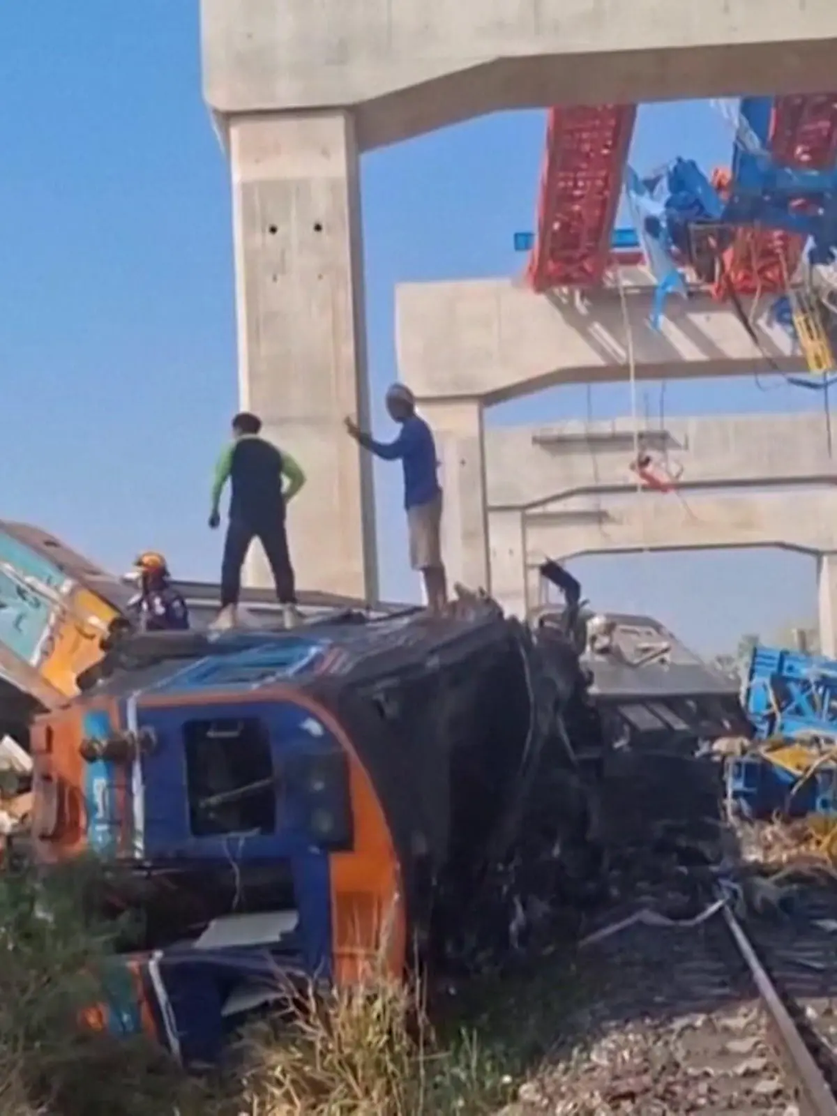 Bild zu: "Zug rast in Baukran – mindestens 22 Tote in Thailand"