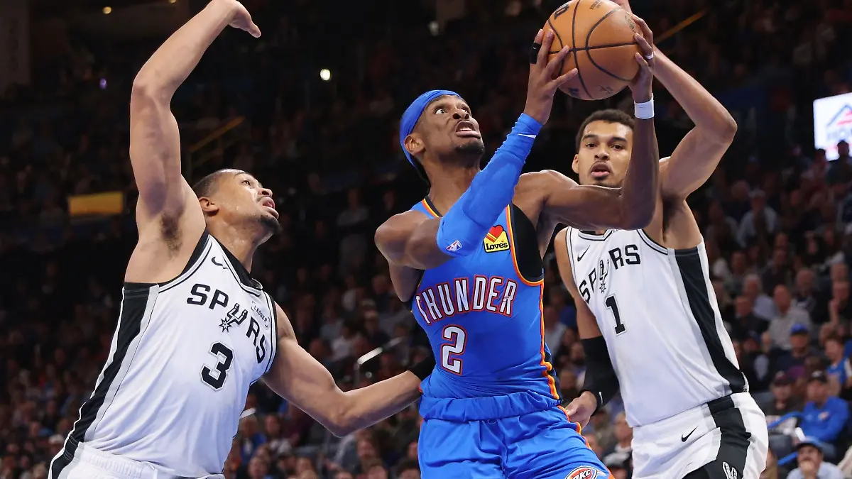 Oklahomas Shai Gilgeous-Alexander (M) erzielte 34 Punkte gegen die Spurs.