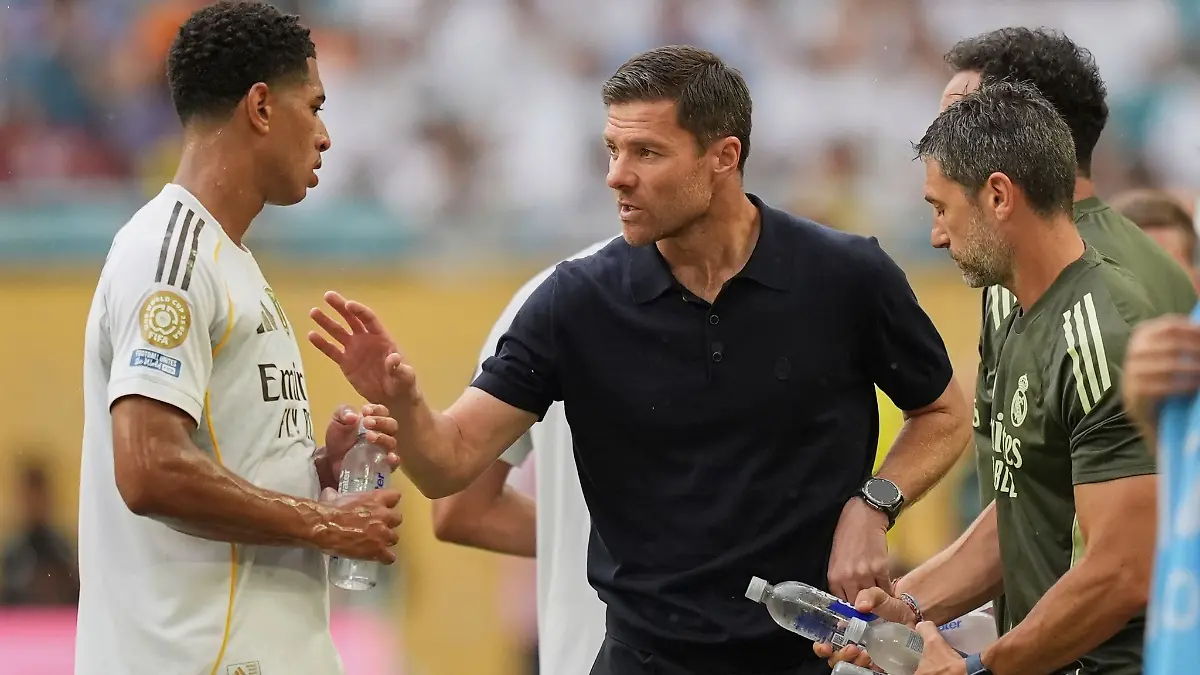 Bellingham (l) wehrt sich nach Kritik rund um das Aus von Ex-Coach Alonso (M). (Archivbild)