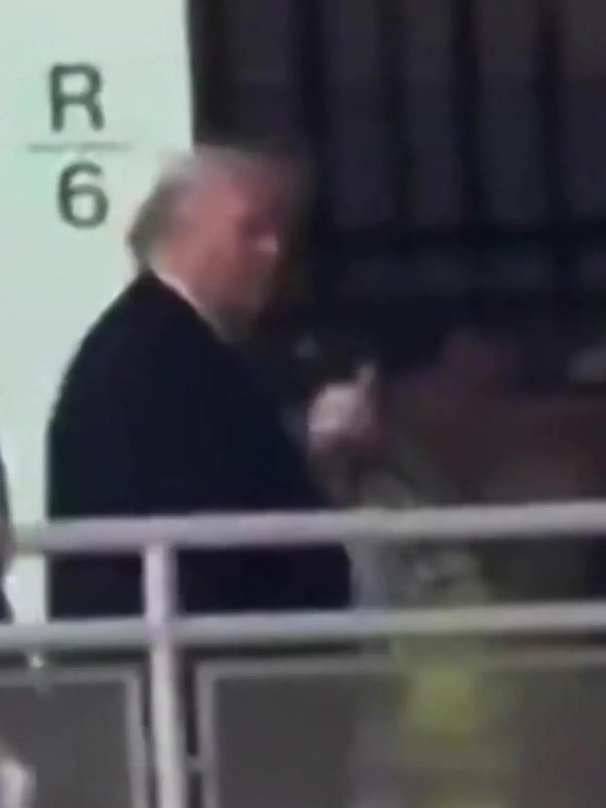 Bild zu: "Heftige Entgleisung! Donald Trump zeigt Demonstranten den Mittelfinger"