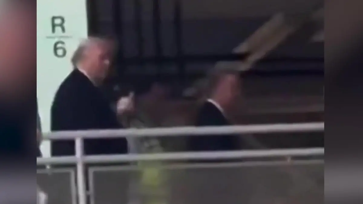 Heftige Entgleisung! Donald Trump zeigt Demonstranten den Mittelfinger Peinlich-Reaktion vom US-Präsidenten