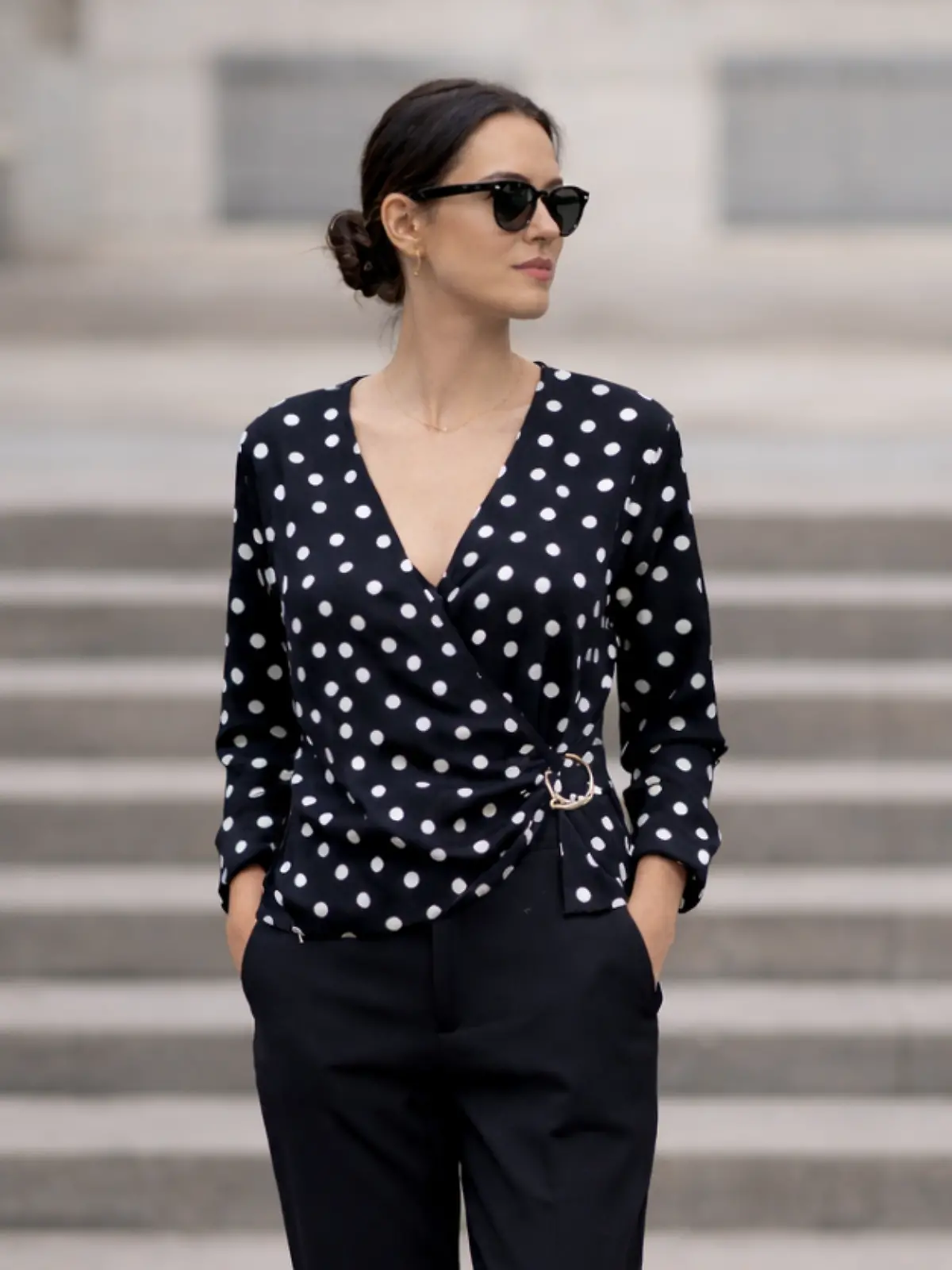 Frau trägt schwarz-weißes Oberteil.