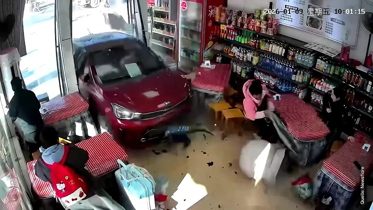 Poller können sie nicht aufhalten! Auto kracht in Restaurant – Menschen noch drin Drei Verletzte
