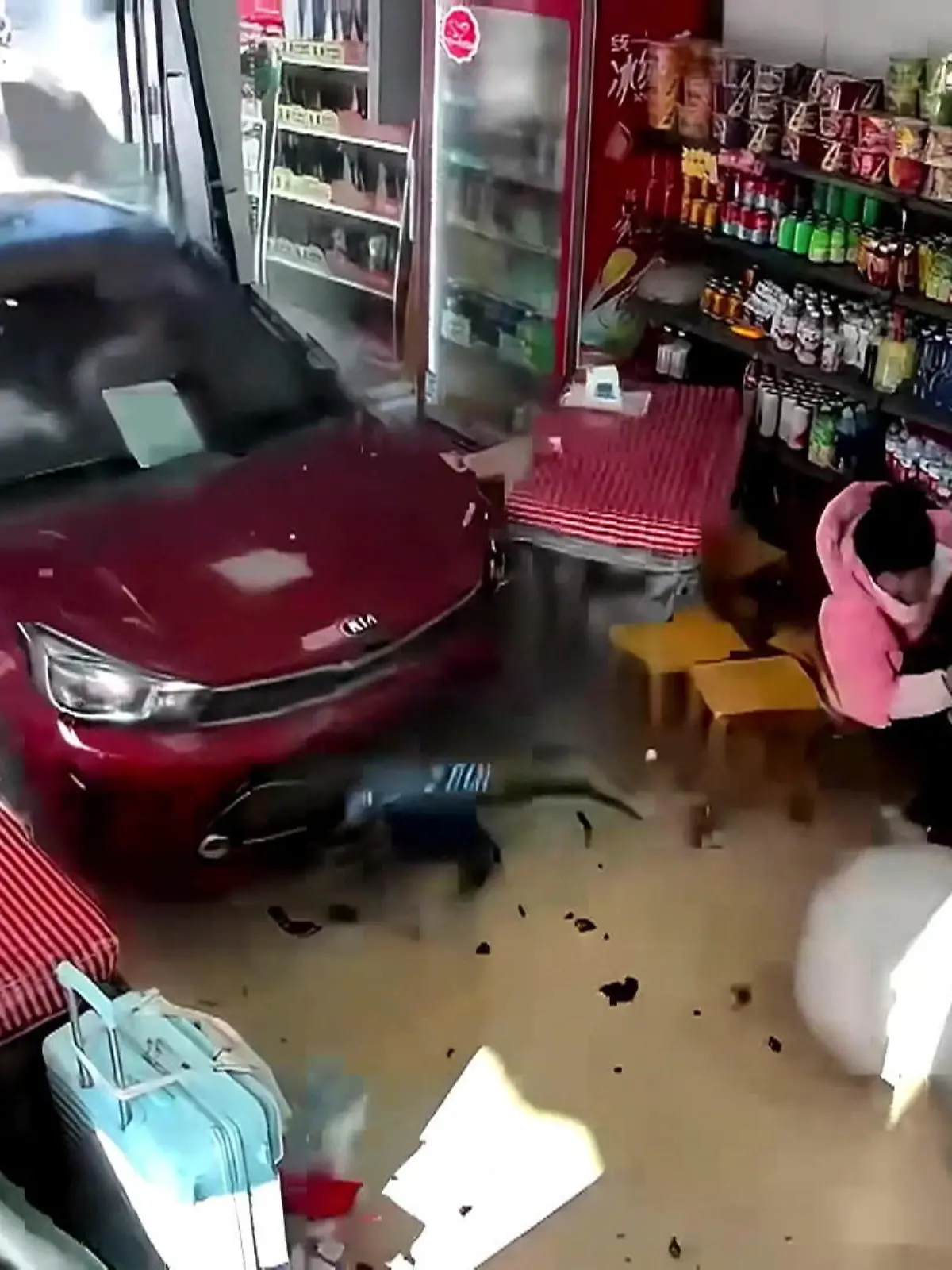 Bild zu: "Poller können sie nicht aufhalten! Auto kracht in Restaurant – Menschen noch drin"