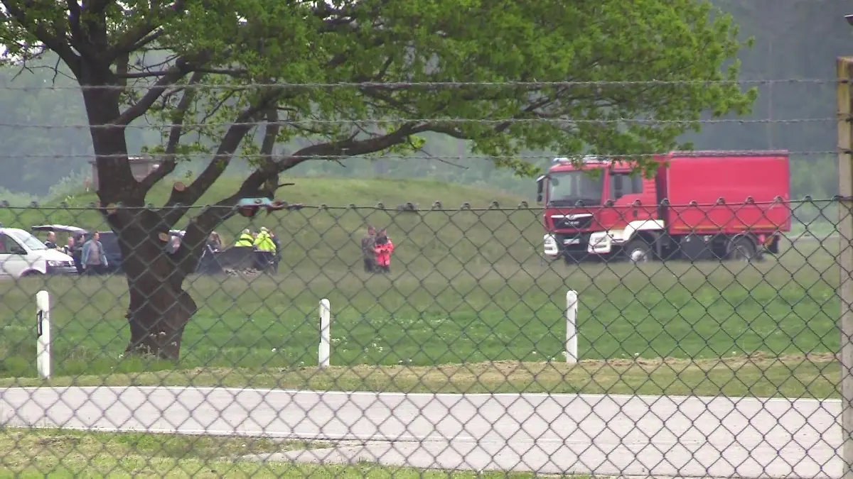 Einsatzfahrzeuge sammelten sich nach dem Absturz auf und vor dem Flugplatz.