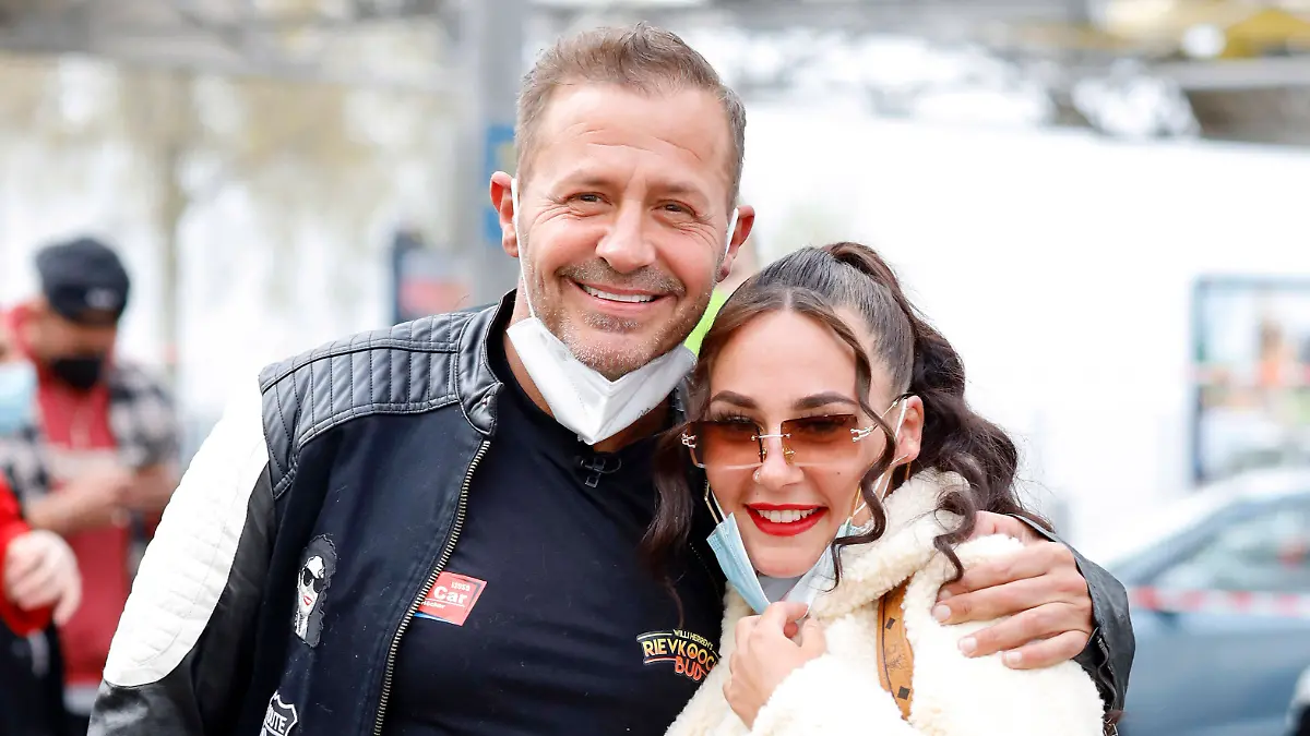 Willi Herren mit Tochter Alessia Herren bei der Eröffnung von Willi Herren s Rievkooche Bud . Willi Herren stellt seine