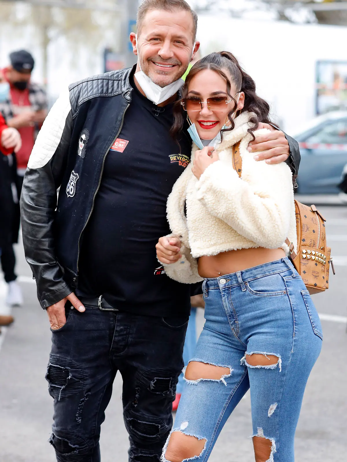 Willi Herren mit Tochter Alessia Herren bei der Eröffnung von Willi Herren s Rievkooche Bud . Willi Herren stellt seine