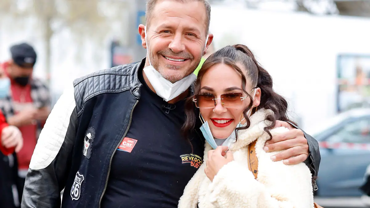 Willi Herren mit Tochter Alessia Herren bei der Eröffnung von Willi Herren s Rievkooche Bud . Willi Herren stellt seine