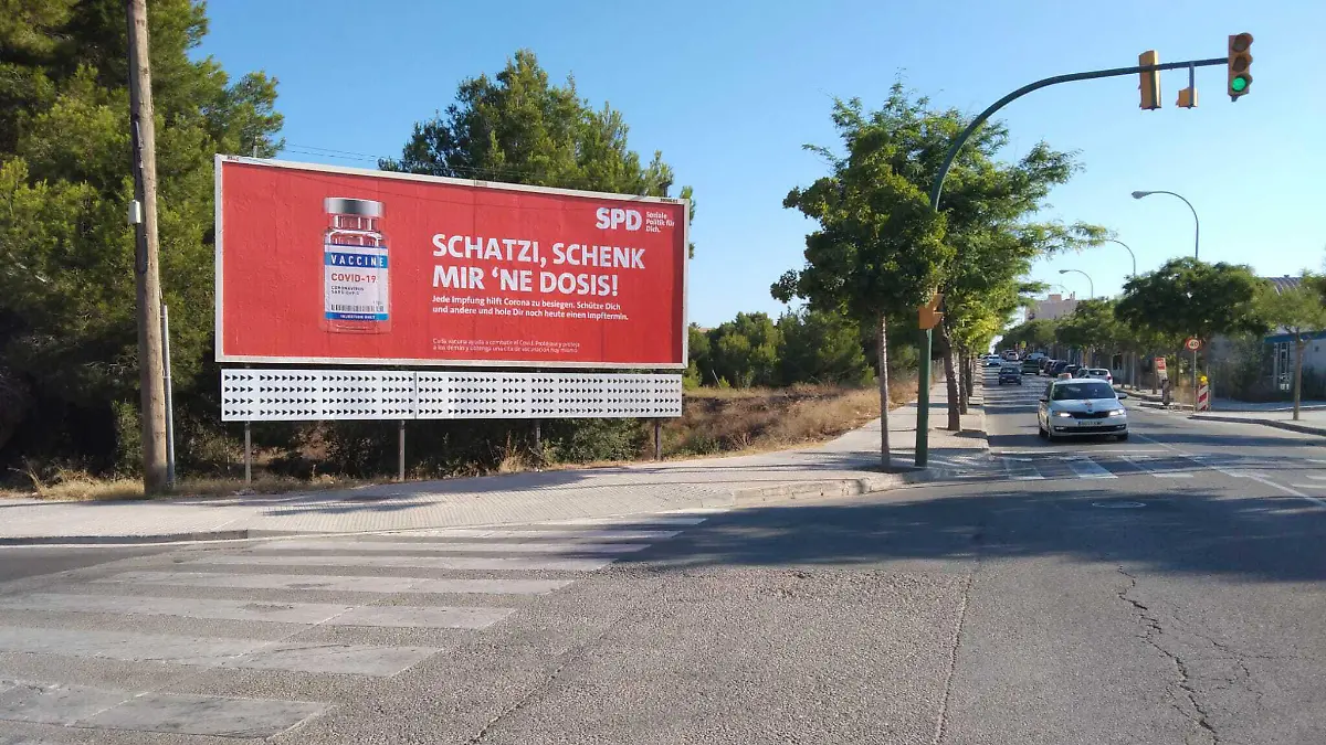 HANDOUT - 30.07.2021, Spanien, Mallorca: «Schatzi, schenk mir 'ne Dosis» steht auf einem SPD-Plakat auf Mallorca. Zwei Monate vor der Bundestagswahl wirbt die SPD mit einer Plakatkampagne auf der bei Deutschen beliebten Urlaubsinsel Mallorca für Corona-Impfungen. (zu dpa «SPD-Plakatkampagne für Corona-Impfung auf Mallorca») Foto: Stephan Brause/BrinkertLück Creatives /dpa - ACHTUNG: Nur zur redaktionellen Verwendung im Zusammenhang mit der aktuellen Berichterstattung und nur mit vollständiger Nennung des vorstehenden Credits +++ dpa-Bildfunk +++