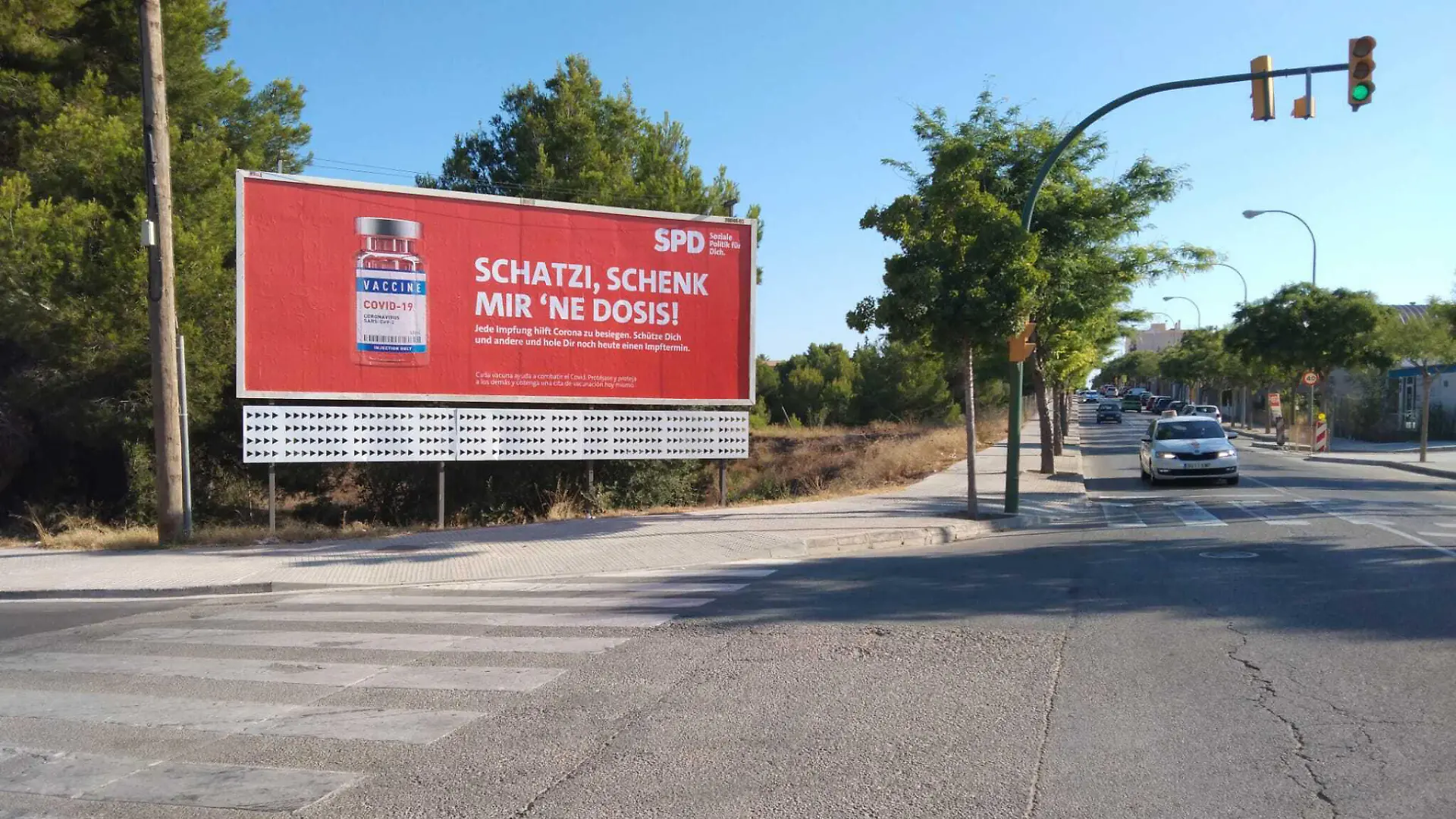 HANDOUT - 30.07.2021, Spanien, Mallorca: «Schatzi, schenk mir 'ne Dosis» steht auf einem SPD-Plakat auf Mallorca. Zwei Monate vor der Bundestagswahl wirbt die SPD mit einer Plakatkampagne auf der bei Deutschen beliebten Urlaubsinsel Mallorca für Corona-Impfungen. (zu dpa «SPD-Plakatkampagne für Corona-Impfung auf Mallorca») Foto: Stephan Brause/BrinkertLück Creatives /dpa - ACHTUNG: Nur zur redaktionellen Verwendung im Zusammenhang mit der aktuellen Berichterstattung und nur mit vollständiger Nennung des vorstehenden Credits +++ dpa-Bildfunk +++