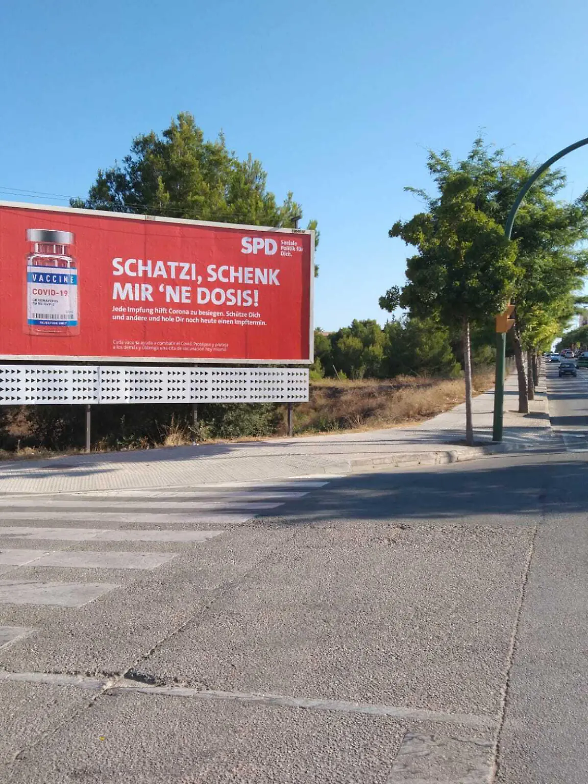 HANDOUT - 30.07.2021, Spanien, Mallorca: «Schatzi, schenk mir 'ne Dosis» steht auf einem SPD-Plakat auf Mallorca. Zwei Monate vor der Bundestagswahl wirbt die SPD mit einer Plakatkampagne auf der bei Deutschen beliebten Urlaubsinsel Mallorca für Corona-Impfungen. (zu dpa «SPD-Plakatkampagne für Corona-Impfung auf Mallorca») Foto: Stephan Brause/BrinkertLück Creatives /dpa - ACHTUNG: Nur zur redaktionellen Verwendung im Zusammenhang mit der aktuellen Berichterstattung und nur mit vollständiger Nennung des vorstehenden Credits +++ dpa-Bildfunk +++