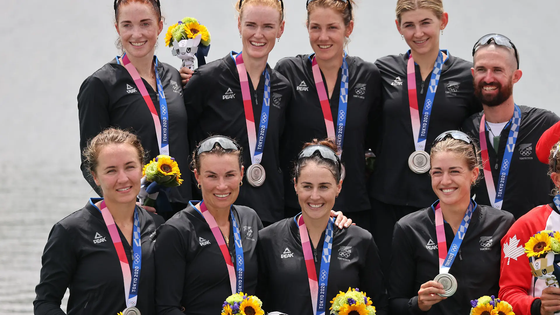 30.07.2021, Japan, Tokio: Rudern: Olympia, Achter mit Steuerfrau, Frauen, Finale im Sea Forest Waterway. Neuseeland (Ella Greenslade, Emma Dyke, Lucy Spoors, Kelsey Bevan, Grace Prendergast, Kerri Gowler, Elizabeth Ross, Jackie Gowler, Caleb Shepherd) jubelt mit Siegerehrung bei der Siegerehrung. Foto: Jan Woitas/dpa-Zentralbild/dpa +++ dpa-Bildfunk +++