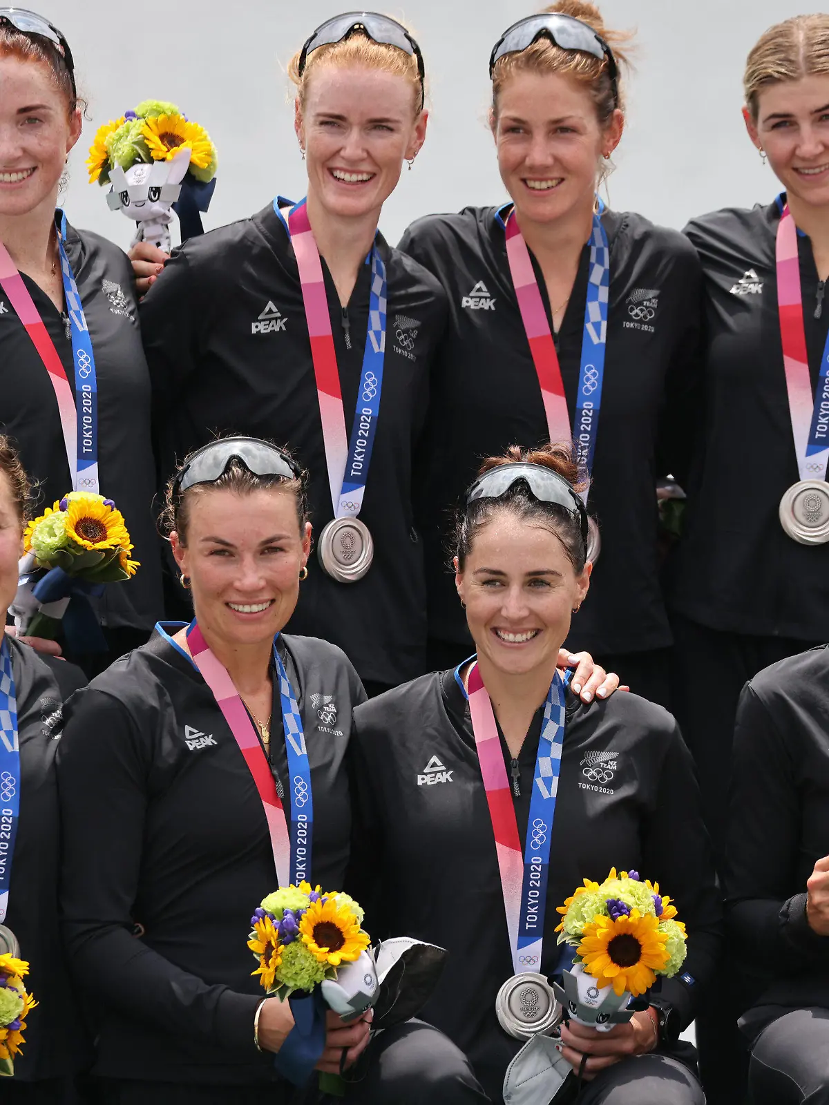 30.07.2021, Japan, Tokio: Rudern: Olympia, Achter mit Steuerfrau, Frauen, Finale im Sea Forest Waterway. Neuseeland (Ella Greenslade, Emma Dyke, Lucy Spoors, Kelsey Bevan, Grace Prendergast, Kerri Gowler, Elizabeth Ross, Jackie Gowler, Caleb Shepherd) jubelt mit Siegerehrung bei der Siegerehrung. Foto: Jan Woitas/dpa-Zentralbild/dpa +++ dpa-Bildfunk +++