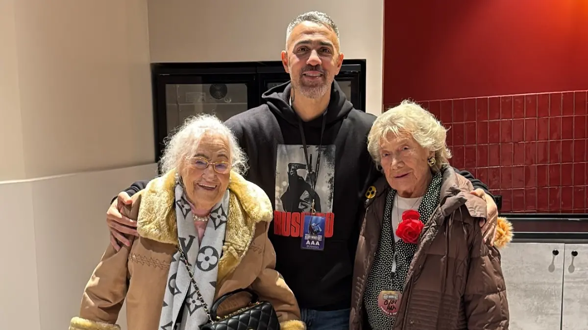 Bei seinem Konzert in Hamburg holt Bushido zwei Seniorinnen auf die Bühne.