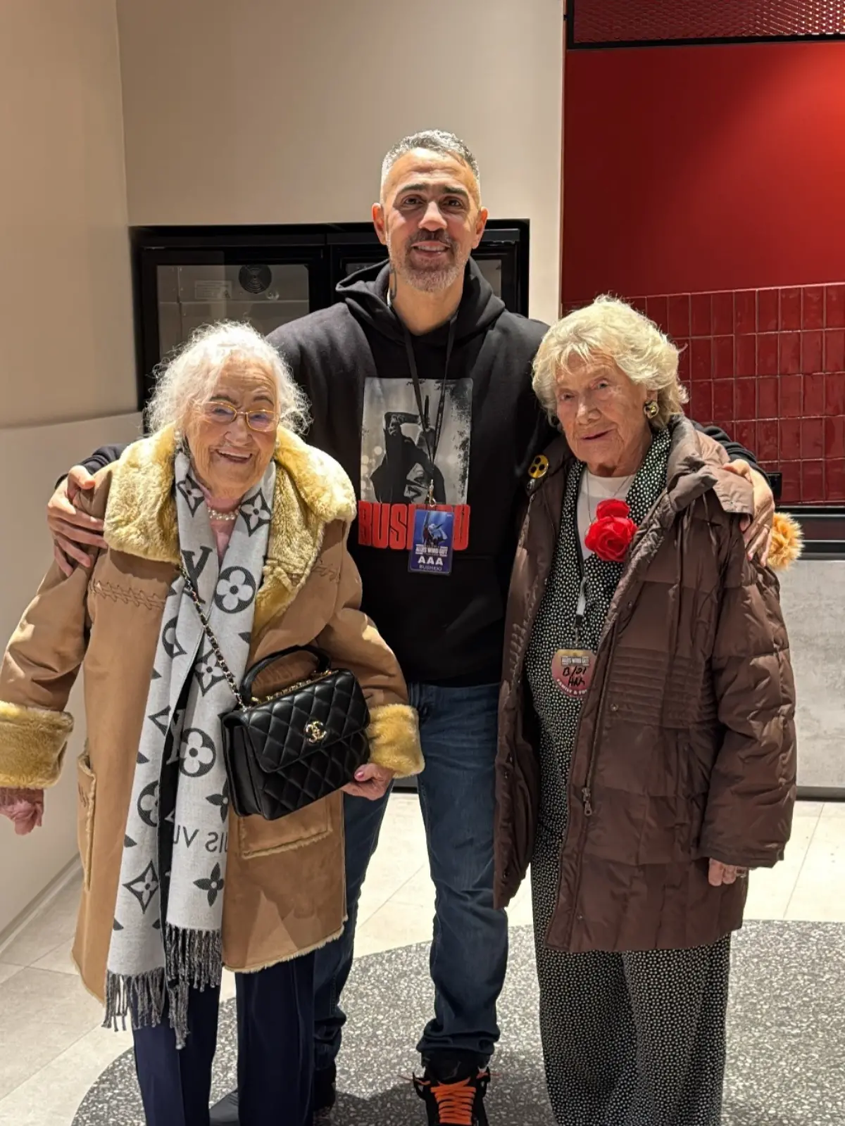 Bei seinem Konzert in Hamburg holt Bushido zwei Seniorinnen auf die Bühne.