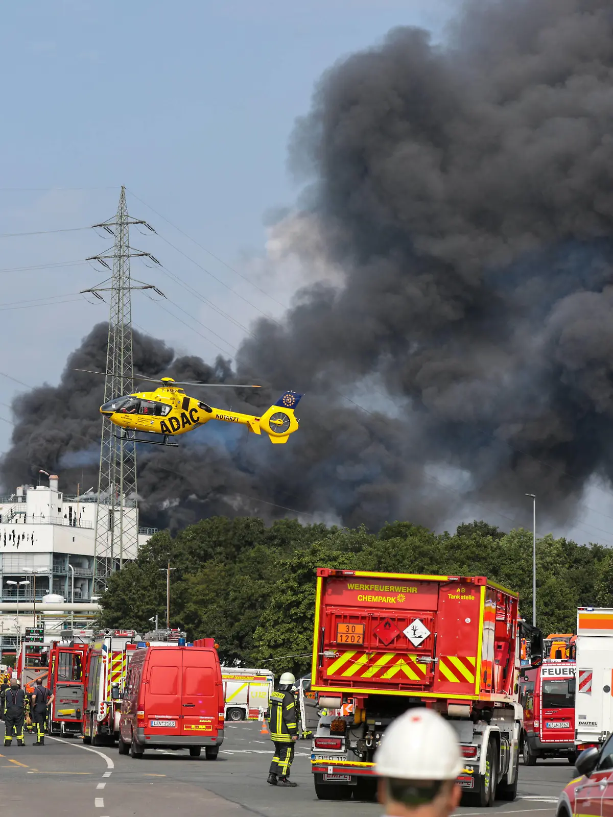  Explosion in Chemiepark Leverkusen Großeinsatz nach Explosion in Chemiepark in Leverkusen Massive Rauchsäule, Bevölkerungswarnung, mehrere Vermisste Leverkusen *** Explosion at chemical park in Leverkusen Large-scale operation after explosion at chemical park in Leverkusen Massive column of smoke, population warning, several people missing Leverkusen