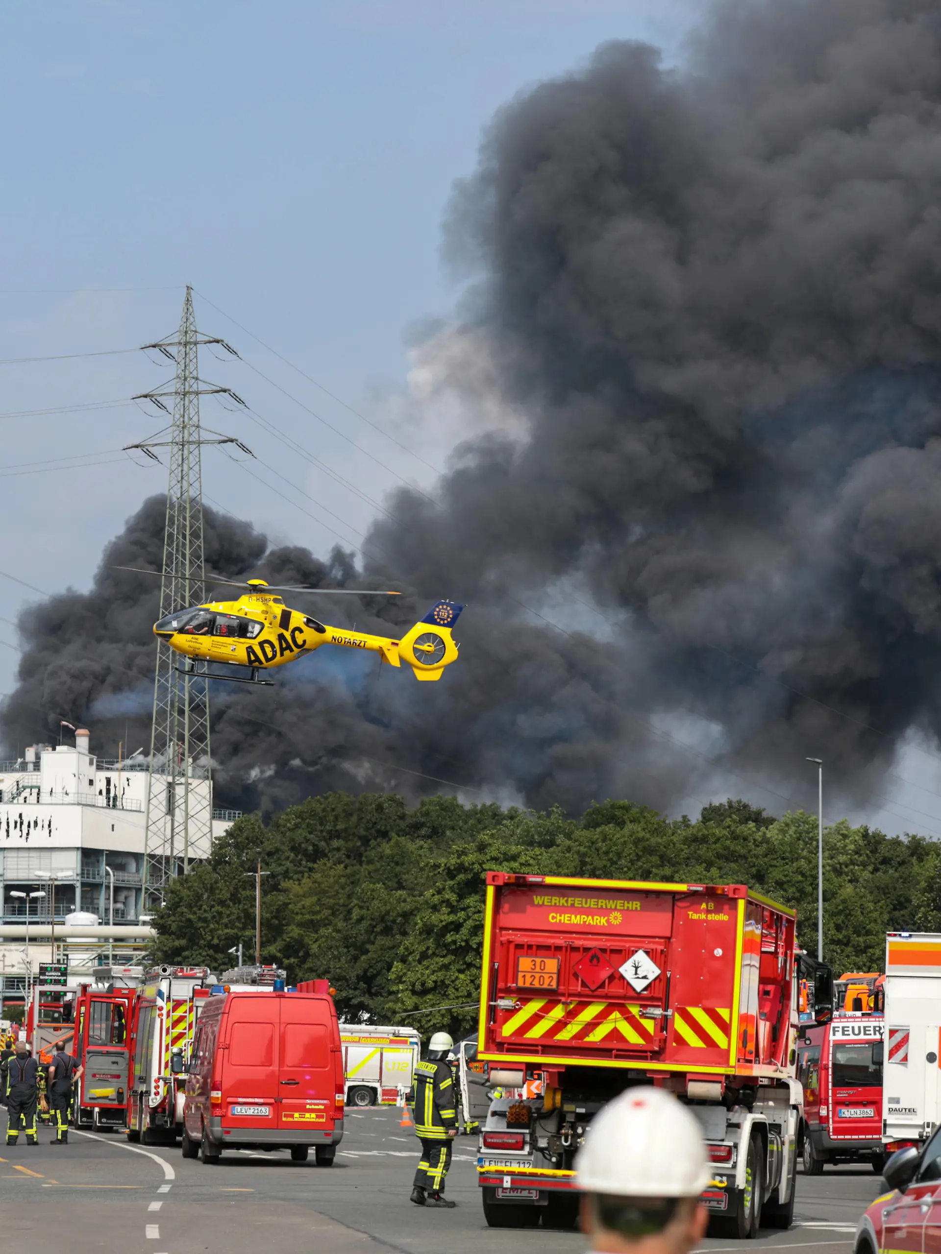  Explosion in Chemiepark Leverkusen Großeinsatz nach Explosion in Chemiepark in Leverkusen Massive Rauchsäule, Bevölkerungswarnung, mehrere Vermisste Leverkusen *** Explosion at chemical park in Leverkusen Large-scale operation after explosion at chemical park in Leverkusen Massive column of smoke, population warning, several people missing Leverkusen