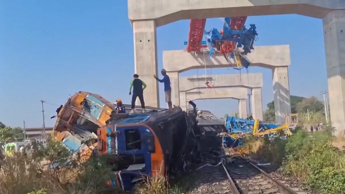 Zug rast ungebremst in Baukran Schweres Zugunglück