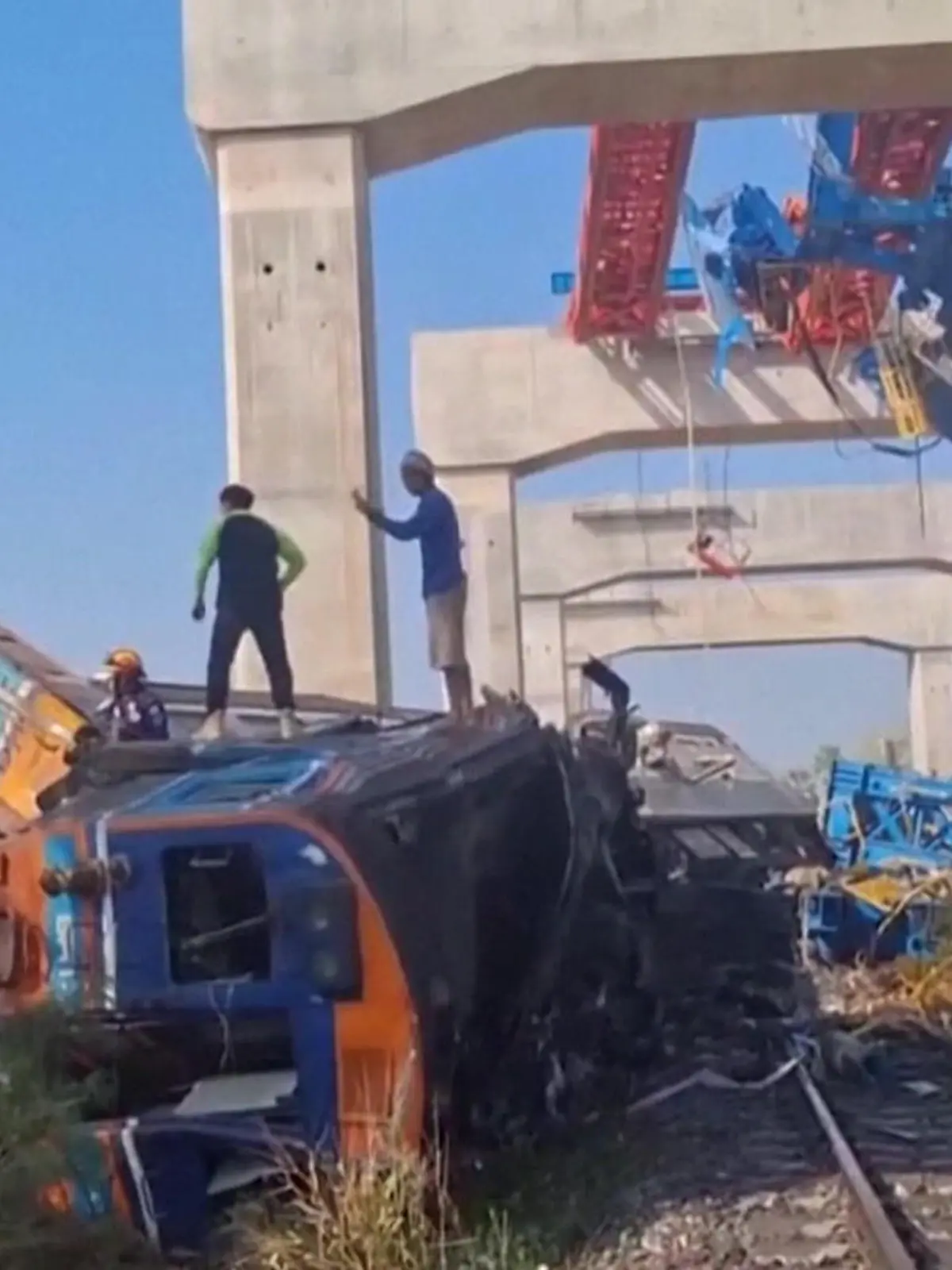 Bild zu: "Zug rast ungebremst in Baukran"