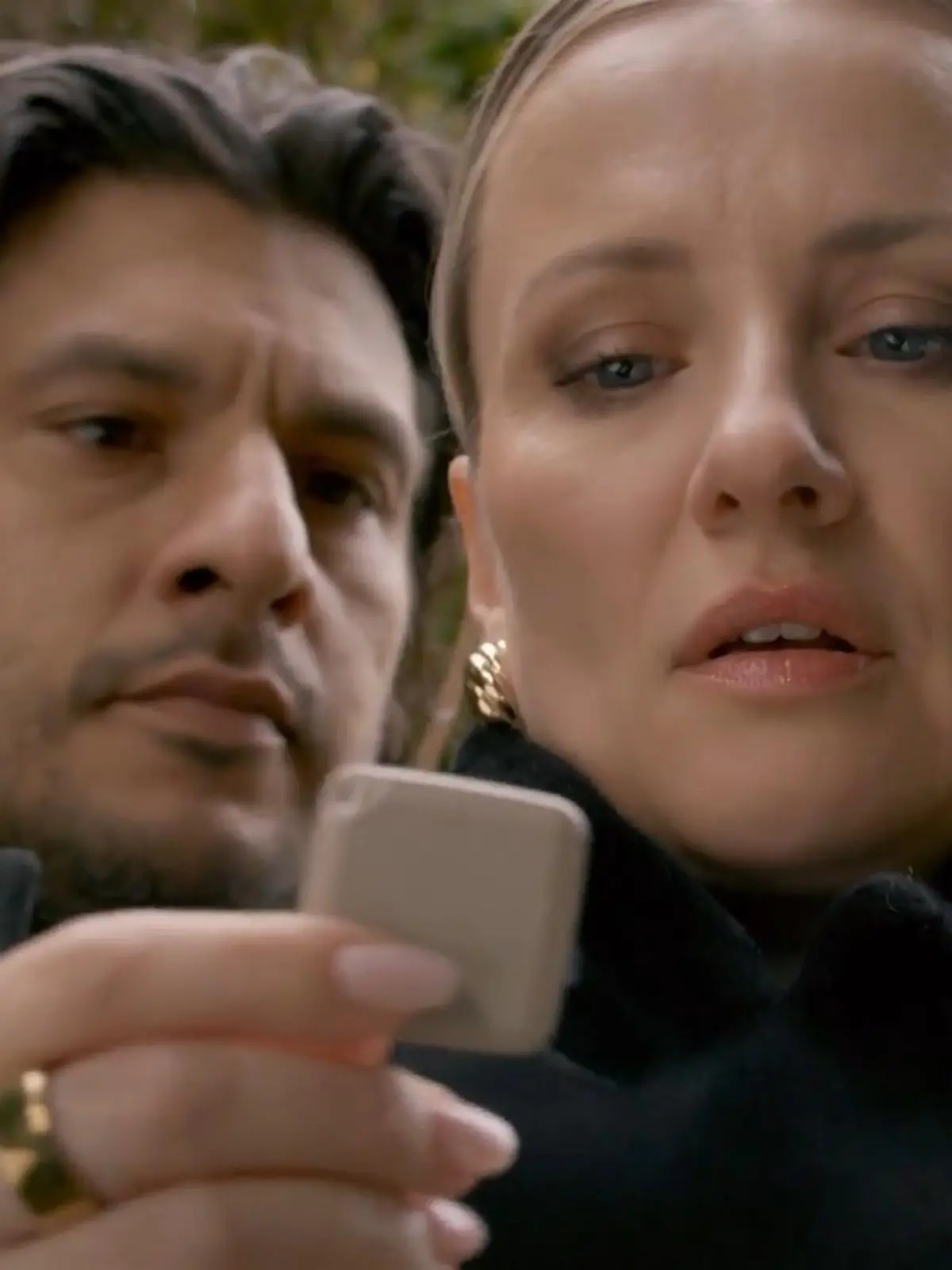 AWZ: Plötzlich taucht Maximilian hinter Isabelle auf