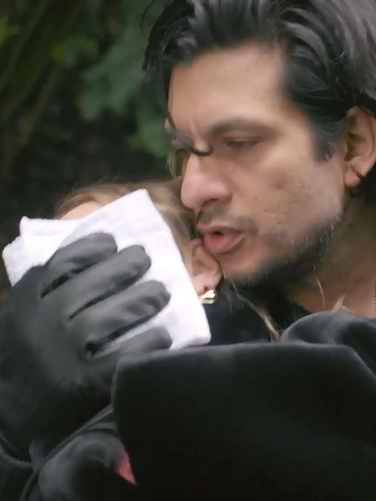 AWZ: Maximilian überwältigt Isabelle