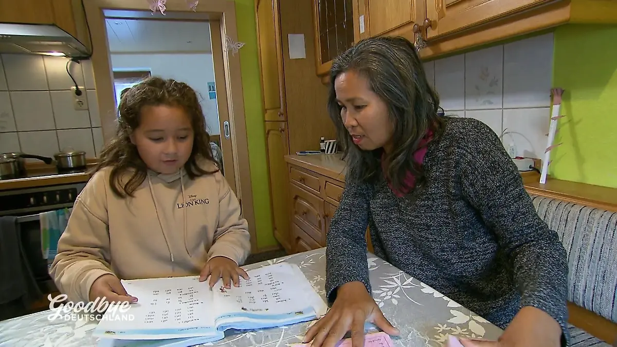 Serafina lernt auf Deutsch und Thai Homeschooling