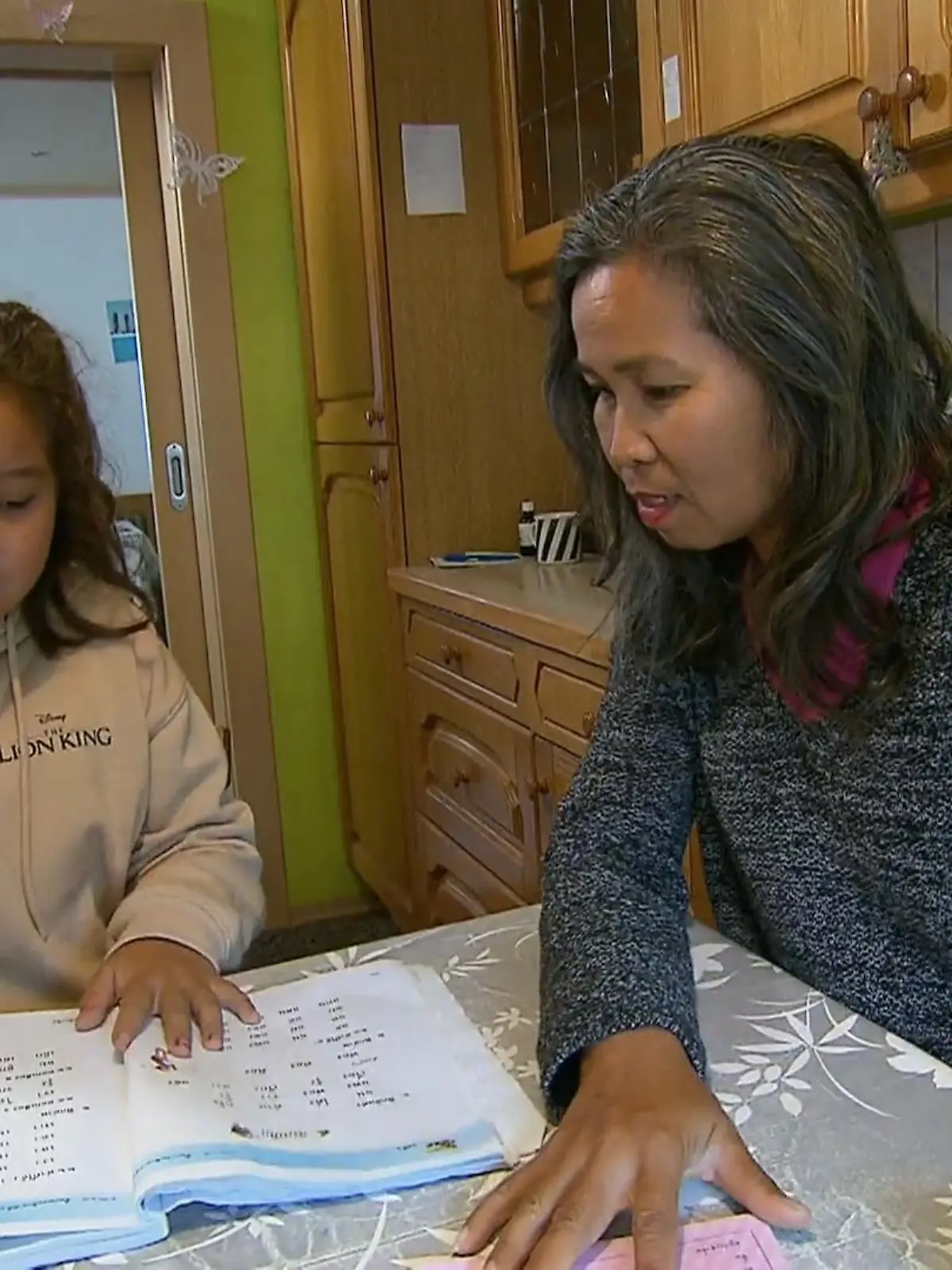 Bild zu: "Serafina lernt auf Deutsch und Thai"