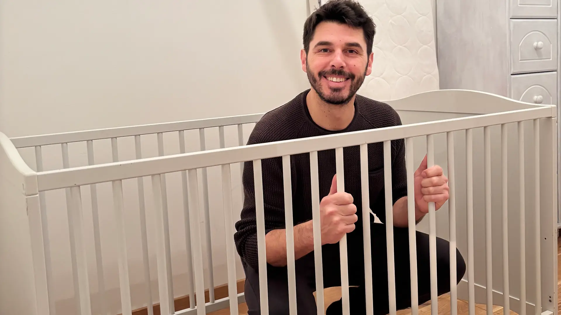 Das Babybett baut Riccardo Angelini selbst zusammen!