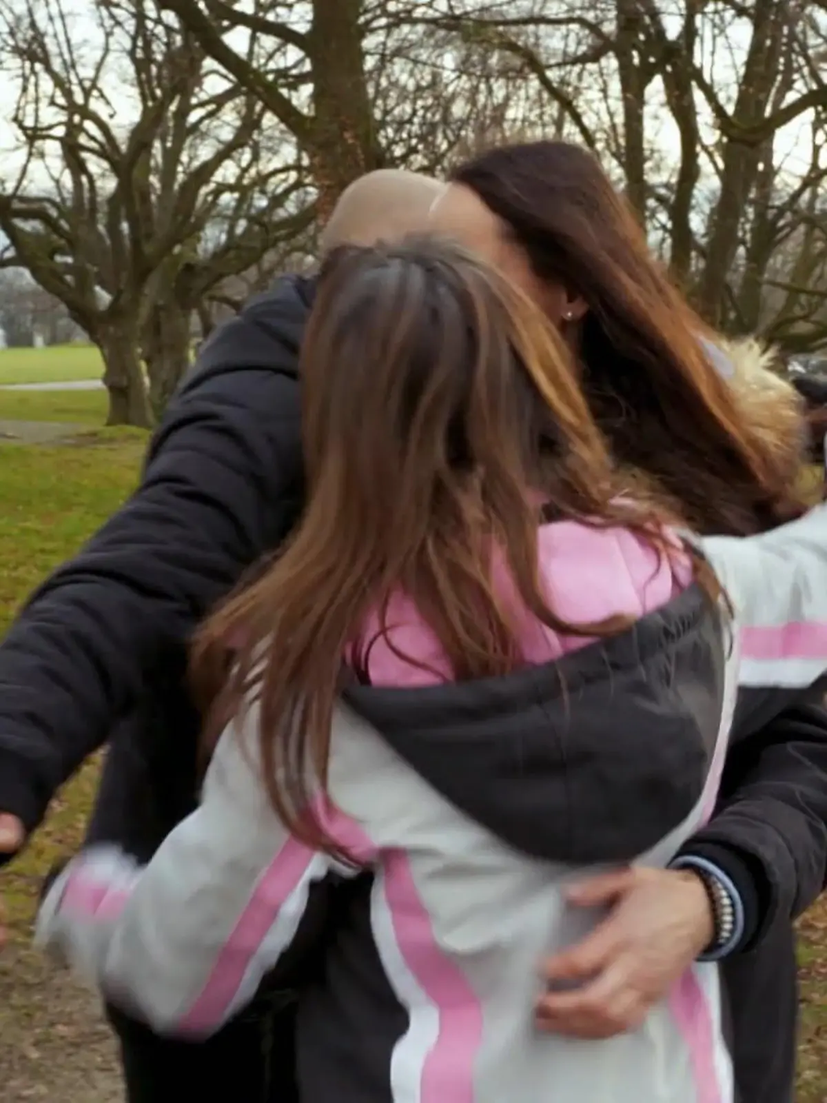 Bild zu: "Verzweifelte Suche! Hier kann Manuela (47) endlich ihre vermissten Geschwister umarmen"