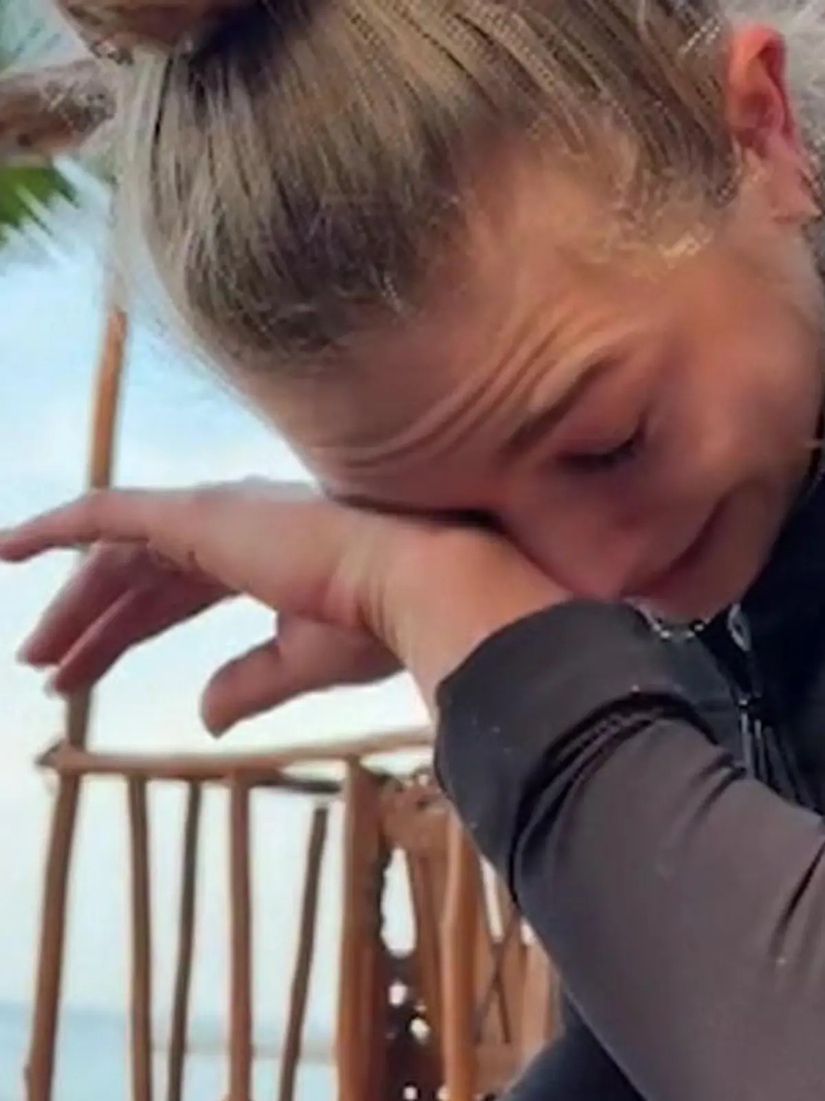 Bild zu: "Moderatorin übergibt sich vor laufender Kamera – Fans finden das zum Kotzen! "