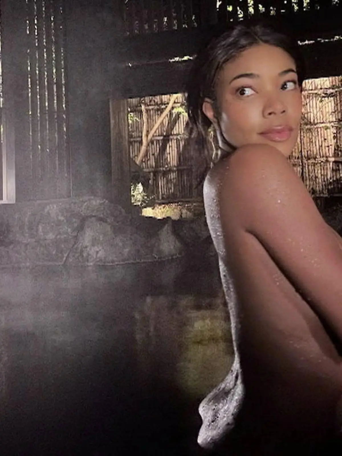 Bild zu: "Sexy Nacktshow! Schauspielerin heizt sogar heißer Quelle ein"