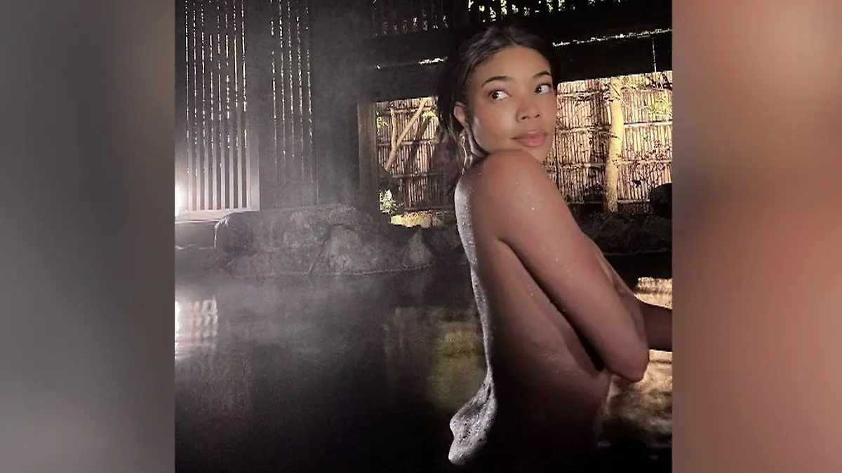 Sexy Nacktshow! Schauspielerin heizt sogar heißer Quelle ein Hüllenlose Urlaubsgrüße für Fans