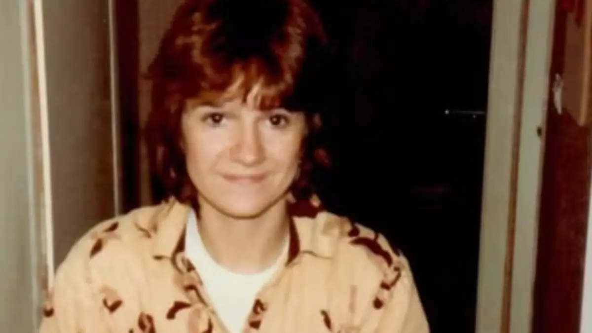 Wer ist diese Frau? Die Polizei hofft mit dem Bild auf neue Hinweise in einem Mordfall von 1988. 