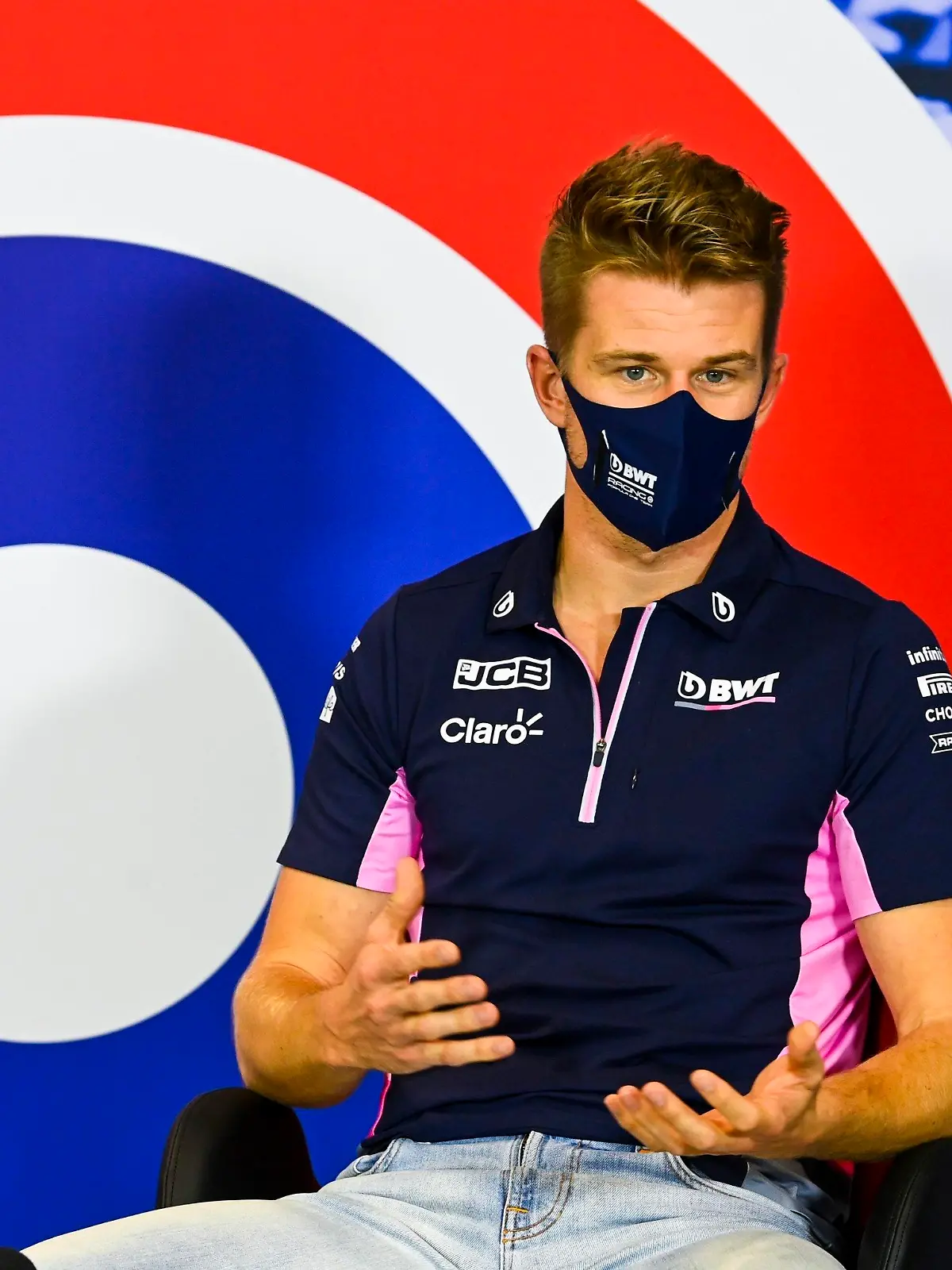 06.08.2020, Großbritannien, Silverstone: Motorsport: Formel-1-Weltmeisterschaft, Grand Prix von Großbritannien, vor dem zweiten Formel-1-Rennen in Silverstone: Nico Hülkenberg aus Deutschland vom Team Racing Point sitzt im Vorfeld des Großen Preises zum 70. Jahrestag der Formel 1 bei einer Pressekonferenz. Foto: Mark Sutton/Pool Motorsport Images/AP/dpa +++ dpa-Bildfunk +++