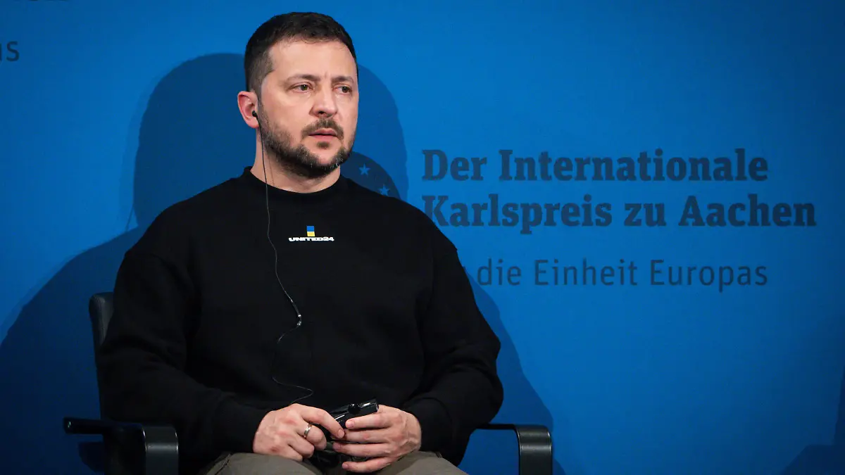 Verleihung des Karlspreises im Aachener Dom an das ukrainischen Volk Aktuell, 14.05.2023, Aachen, Wolodymyr Selenskyj, Praesident der Ukraine bei der feierlichen Ueberreichung des Internationalen Karlspreis zu Aachen an das ukrainische Volk im Kroenungssaal des Rathaus zu Aachen Aachen Nordrhein-Westfalen Deutschland *** Presentation of the Charlemagne Prize in Aachen Cathedral to the Ukrainian people Current, 14 05 2023, Aachen, Volodymyr Selenskyj, President of Ukraine at the ceremonial presentation of the International Charlemagne Prize of Aachen to the Ukrainian people in the catering hall of the City Hall of Aachen Aachen North Rhine Westphalia Germany