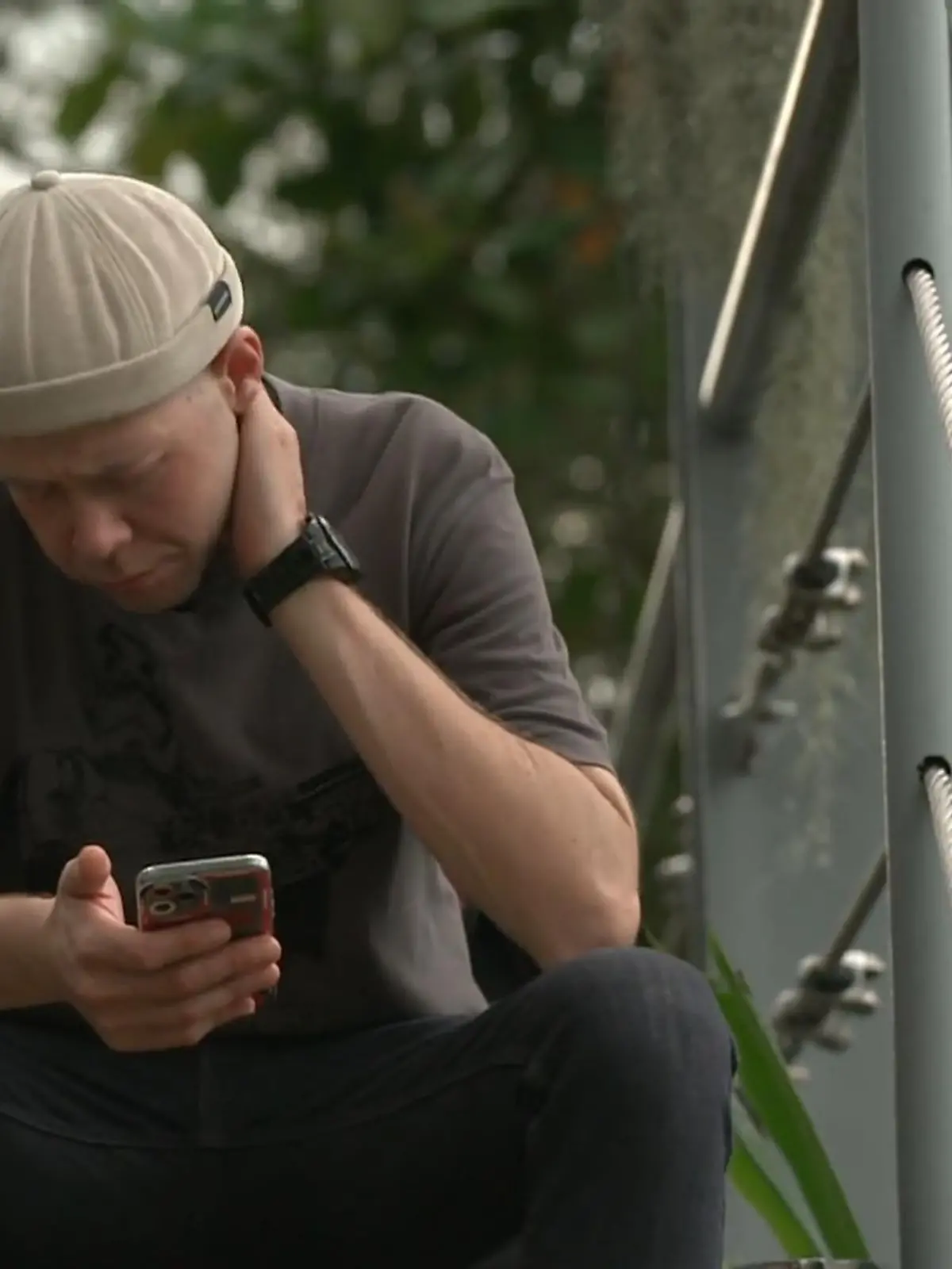 Bild zu: "Matthias steht seiner Mutter bei"