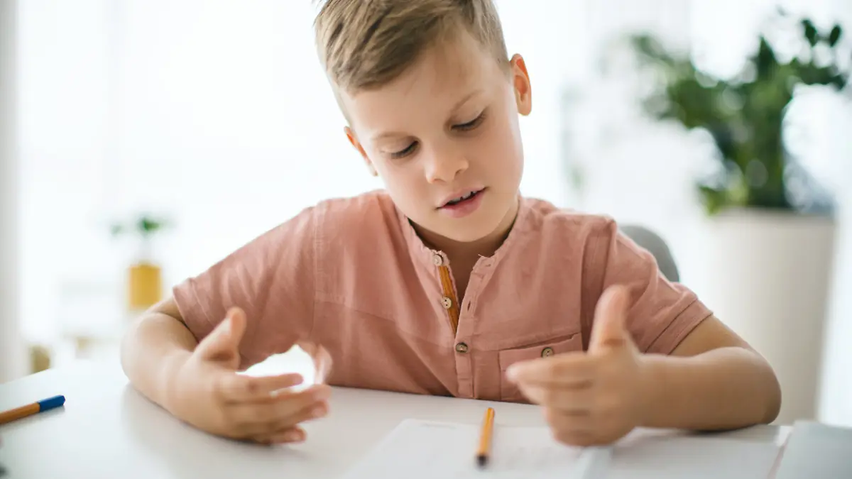 Junge lernt für das Fach Mathematik