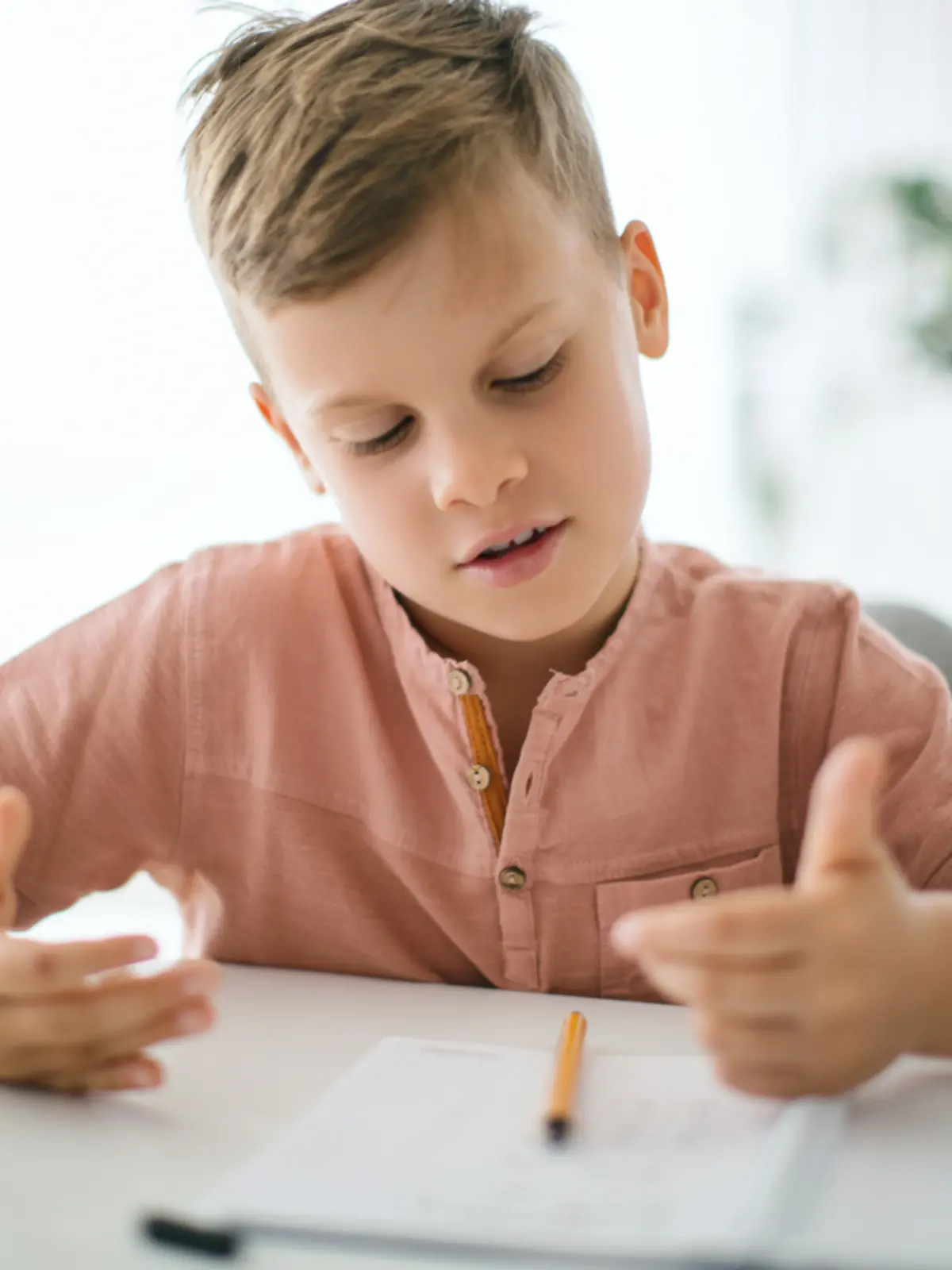 Junge lernt für das Fach Mathematik