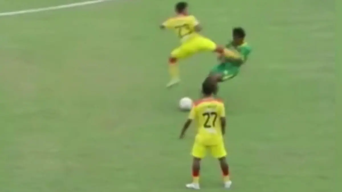 Kung-Fu auf dem Fußballplatz! Für DIESES Brutalo-Foul gibt es lebenslange Sperre Sportart verwechselt?!