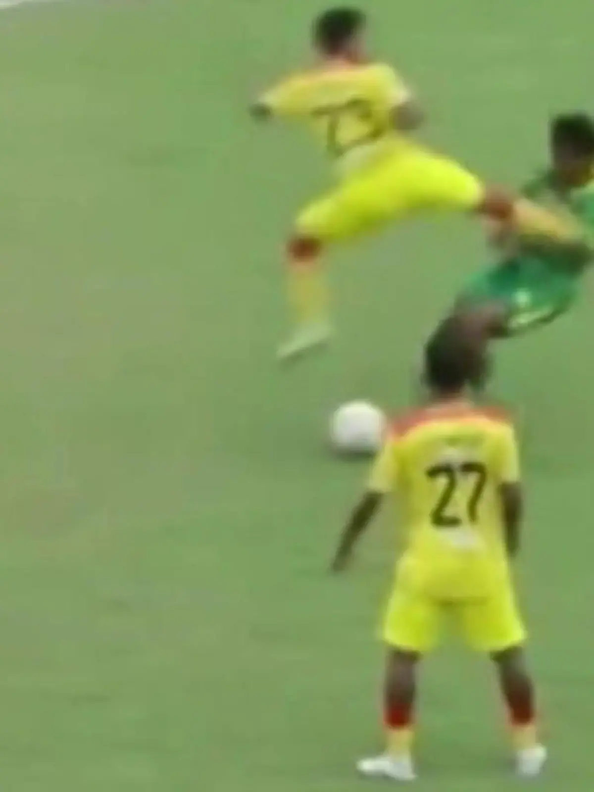 Bild zu: "Kung-Fu auf dem Fußballplatz! Für DIESES Brutalo-Foul gibt es lebenslange Sperre"